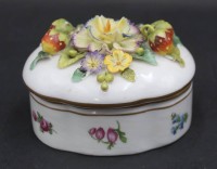 Auktion 367<br>Deckeldose, Bienenkorbmarke?, wohl Volkstedt, Blumendekor und aufgesetzte Bl&uuml;ten, einige bestossen, H-6,5 cm, B-8 cm