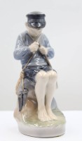 Auktion 367<br>schnitzender Junge, Royal Copenhagen, Modellnr. 905, Entw. Christian Thomsen, H-18,5cm