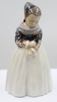 Auktion 367<br>stehendes Amager M&auml;dchen, Royal Copenhagen, Entw. Lotte Benter, sign., Modellnr. 1251, polychrom bemalt in Unterglasurfarben, H- 19cm