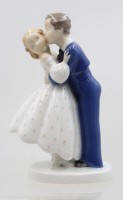 Auktion 367<br>Figurengruppe "Hans und Trine", Bing &amp; Gr&ouml;ndahl, Modellnr. 2162, Entw. Claire Weiss, polychrome Unterglasurmalerei, H-19 cm