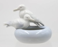 Auktion 367<br>Schale mit M&ouml;wen, wohl Pfeffer Gotha, &auml;lter, ca. H-11,2cm B-16cm