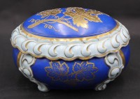 Auktion 367<br>gr. Art Deco Bonbonniere Roland Porzellan Handarbeit, Goldstaffage auf blauen Fond, H-13 cm, L-20 cm
