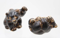 Auktion 367<br>2x spielende junge Braunb&auml;ren, Royal Copenhagen, 1x 2 Schleifstriche, ca. H-7,8cm