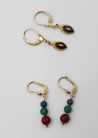 Auktion 367 / Los 1294 <br>2 Paar Ohrh&auml;nger,  1x Granat 1x mlticolor, je mit 333er Montur, zus. ca. 3,8gr., ca. L-3cm