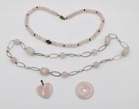 Auktion 367<br>4x Teile Rosenquarz, 2x Halsketten und 2x Anh&auml;nger