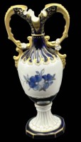 Auktion 367<br>Porzellanvase von Royal Dux mit kobaltblauen und goldenen Blumenmotiven handbemalt. H-24 cm