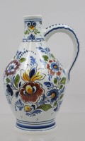 Auktion 367<br>Henkelkrug, Delft, de Fles, polychr. florales Dekor, ca. H-21cm