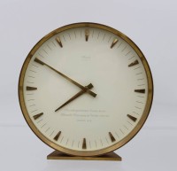 Auktion 367<br>Tischuhr, Kienzle, F&uuml;r aussergew&ouml;hnlichen Einsatz bei der Mineral&ouml;l-Versorgung im Winter 1962/63 ESSO A.G., Batteriewerk nicht gepr&uuml;ft, ca. H-18,5cm