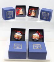 Auktion 367<br>je 2x Glocken und Kugeln, Hutschenreuther, Am Hofe des Sonnenk&ouml;nigs, Atelier Knobl, je in orig. Schachtel