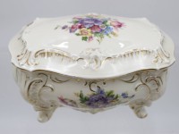 Auktion 367<br>gr. Deckeldose auf  F&uuml;ssen, Illmenau, Graf von Henneberg, florales Dekor, ca. H-10cm B-18cm T-12cm