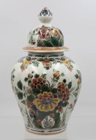 Auktion 367<br>hohe Deckelvase, RAAM Delft, polychr. florales Dekor, ca. H-31cm