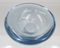 Auktion 367 / Los 10032 <br>Schale, Holmegaard, hellblaues Glas, signiert, ca. H-5cm D-13cm