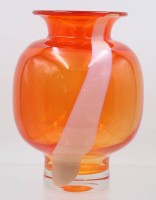Auktion 367<br>orangefarbene Kunstglasvase, weisse Einschmelzung, ca. H-22cm