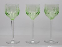 Auktion 367 / Los 10036 <br>3x Weingl&auml;ser, &auml;lter, Kuppa aus Uranglas, 1x an Stand Chip, ca. H-18,5cm