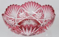 Auktion 367 / Los 10037 <br>Kristall-Schale, rosa &uuml;berfangen, beschliffen, einige kl. Chips am Rand, H-80,5cm D-24cm