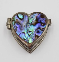 Auktion 367<br>herzf&ouml;rmige Pillendose, Kupfer versilbert (berieben), Deckel mit Abalone-Muschel, ca. 3,5 x 4cm