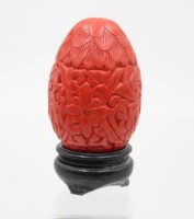 Auktion 367<br>Ei auf Holzstand, China, Rotlack, ca. H-8cm