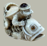 Auktion 367 / Los 15525 <br>Netsuke, Frosch auf Fisch, Taguanuss, Japan, signiert auf eingelegter Perlmutt-Platte, L-5 cm, H-3 cm