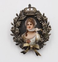 Auktion 367<br>Porzellan-Brosche mit Portait K&ouml;nigin Louise von Preu&szlig;en, florale Silberfassung, um 1900, ca. 4,5 x 3,5cm