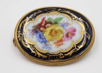 Auktion 367<br>Brosche Meissen- Porzellan mit Silberfassung, kobaltblauer Fond, farbig und goldstaffiert mit Blumenmalerei, ca. 4,5 x 3,5cm