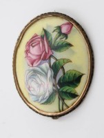 Auktion 367<br>gr. ovale Porzellanbrosche, Messingfassung, wohl um 1920, ca. 5 x 4cm