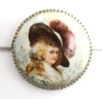 Auktion 367<br>runde Porzellan-Portrait-Brosche, &auml;lter, Dame mit Hut, Metallfassung, ca. D-5cm