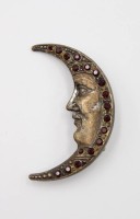 Auktion 367<br>Modeschmuckbrosche mit Granat, Halbmond mit Gesicht, &auml;lter, ca. L-4cm