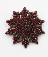 Auktion 367<br>antike Granat-Sternbrosche,, Tombak, ein Stein fehlt, ca. D-4cm