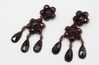 Auktion 367<br>Paar Ohrstecker, Granat um 1900,  Stopper aus 333er GG, ca. L-4cm