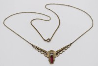 Auktion 367<br>Art-D&eacute;co Collier, roter Stein, Messing,  Trage-u. Altersspuren, ca. L-48cm