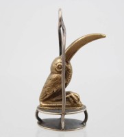 Auktion 367<br>Miniatur-Figur, Tucan, wohl Bronze u. 900er Silber, &auml;lter, ca. H-5,5cm