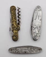 Auktion 367<br>3x div. Taschenmesser, um 1900, je Reliefdekor, ca. L-12cm