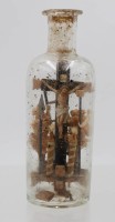 Auktion 367<br>sogen. Geduldsflasche, um 1900, Christus am Kreuz, ca. H-11,5cm