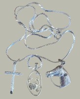 Auktion 367<br>Silberhalskette mit 3 Silber-Anh&auml;nger, wohl alles  -925-, 14 gr., Pferdekopf, Krabbe und Kruzifix