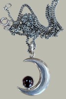 Auktion 367<br>Halskette mit Silber-Halbmond-925-, roter Stein (Granat?), 12,6 gr
