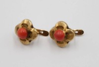Auktion 367 / Los 1369 <br>Paar Ohrh&auml;nger, 585er GG mit Koralle, zus. 1,5gr., ca. D-0,8cm
