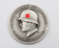 Auktion 367<br>Medaille, Panzergrenadierdivision Gro&szlig;deutschland, Buntmetall, Umschrift "DIE HEIMAT DANKT DEN TAPFEREN SOLDATEN", D-6,5cm