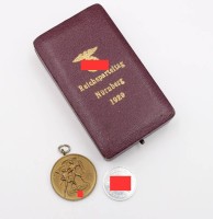 Auktion 367<br>Etui f&uuml;r Erinnerungsabzeichen, Medaille und 50 WHW Pfennig