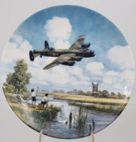 Auktion 367<br>Royal Doulton "Lancaster Low Overhead" Sammelteller, Serie "Heroes of the Sky", ca. D-20,5cm