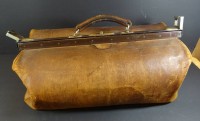 gr. Arzttasche, Leder ungepflegt, H-ca. 27 cm, Boden 52x24 cm