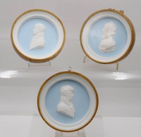 Auktion 367<br>4x div. wohl Porzellan-Reliefbilder ber&uuml;hmter Pers&ouml;nlichkeiten, &auml;lter, ca, D-12cm