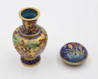 Auktion 367 / Los 15528 <br>kl. Vase und Dose, Cloisonn&eacute;,  ca. H-8cm u. 2cm