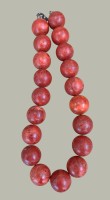 Auktion 367<br>Halsband Schaumkoralle  ?, Kugeln D-2 cm, L-max. 46  cm, 215 gr