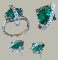 Auktion 367<br>4 tg. Set Silber-925-, Ring, Anh&auml;nger, Paar Ohrstecker, gr&uuml;ne und klare  Steine, RG 60, 21,2 gr.