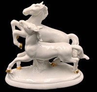 Auktion 367<br>Paar galoppierende Pferde, weiss, vergoldete Hufe, H-10 cm, L-17 cm