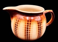 Auktion 367<br>Bunzlau Milchkrug, geometr. Dekor, H-14 cm