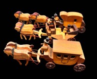 Auktion 367<br>3x kl. Holzkutschen,  H-ca. 3,5 cm, L-max 15 cm, 1x gemarkt "hergestellt in der DDR"