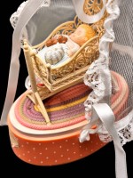 Auktion 367<br>Spieluhr mit Puppenwiege "Enesco" Macao, 1988, H-16 cm, Kunststoff