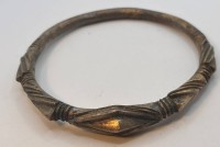 Auktion 367 / Los 1401 <br>antikes westafrikanisches Djerma-Tribal-Armband aus Metall,, Manilla aus Bronze, D-ca. 8 cm, 92,4 gr