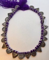 Auktion 367<br>&auml;thiopische Telsum Kette mit 24 Silber Dreiecke und Halbmonde (wurden traditionell aus M&uuml;nzen erstellt mit lila Stoffband?), wohl Gebetskette?, 73,6 gr